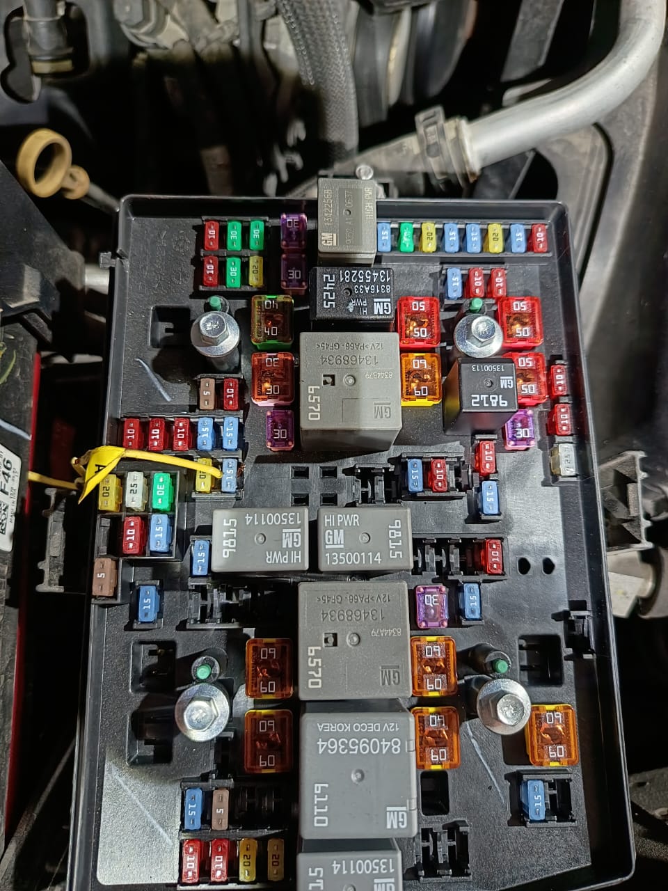 Caja de fusibles durante diagnóstico eléctrico